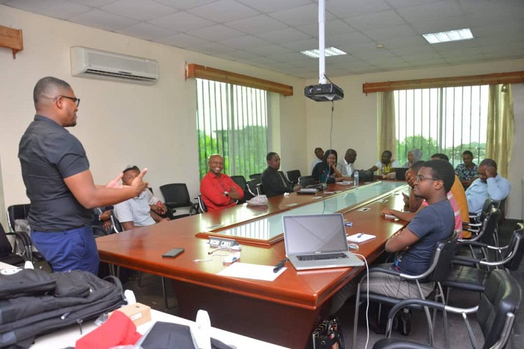 image Economie / Une vingtaine de jeunes formés au Commerce en ligne